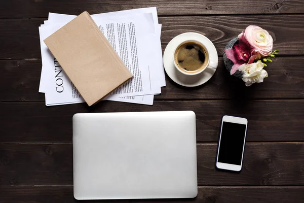 Ordinateur portable et tasse de café sur le bureau — Photo