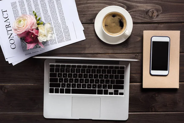 Laptop e xícara de café na mesa — Fotografia de Stock