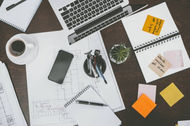 dizüstü bilgisayar ve ofis malzemeleri