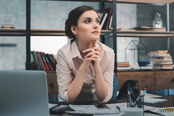 Pensativa mujer de negocios caucásica — Foto de Stock