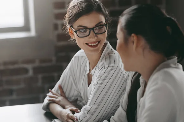 Mulheres empresárias multiétnicas no local de trabalho — Fotografia de Stock