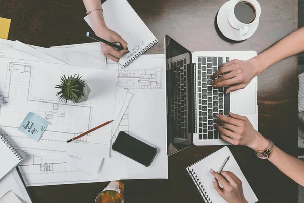 Empresarias que trabajan en el espacio de trabajo — Foto de Stock