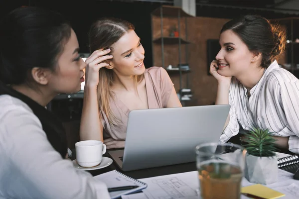 Multiethnic businesswomen in cafe — Stock Photo, Image