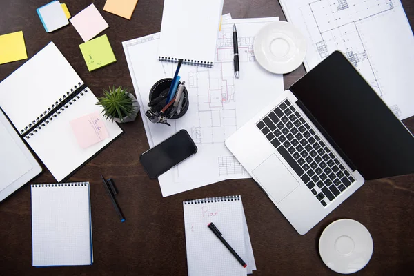 Laptop und Bürobedarf — Stockfoto