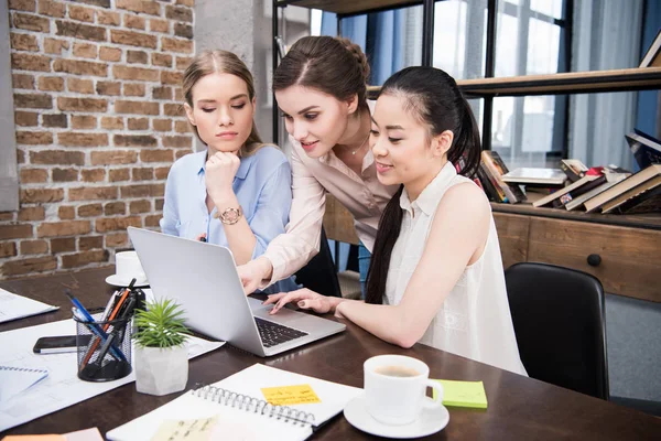 Multi-etnisch zakenvrouwen op werkplek — Stockfoto