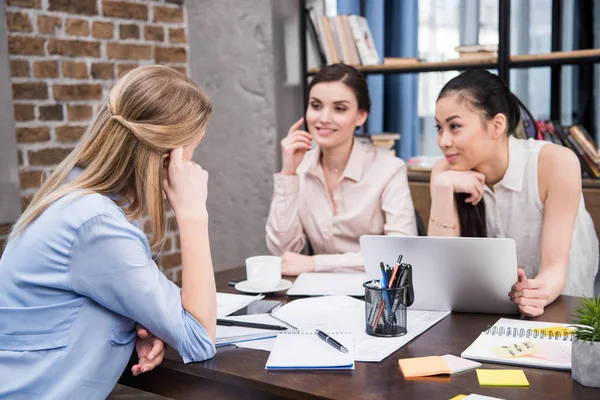 Multi-etnisch zakenvrouwen op werkplek — Stockfoto