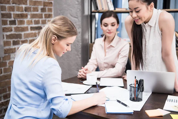 Mulheres empresárias multiétnicas no local de trabalho — Fotografia de Stock