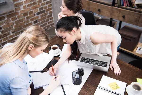 Multiethnische Geschäftsfrauen am Arbeitsplatz — Stockfoto