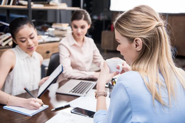 Empresarias multiétnicas en el lugar de trabajo — Foto de Stock