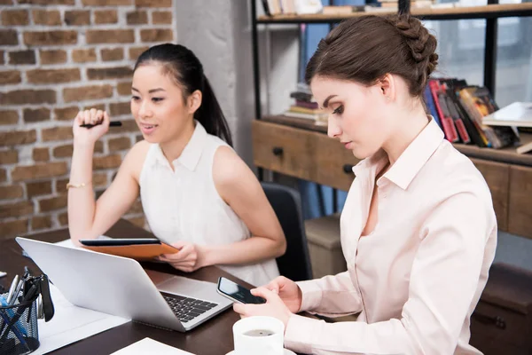 Empresarias multiétnicas en el lugar de trabajo — Foto de Stock