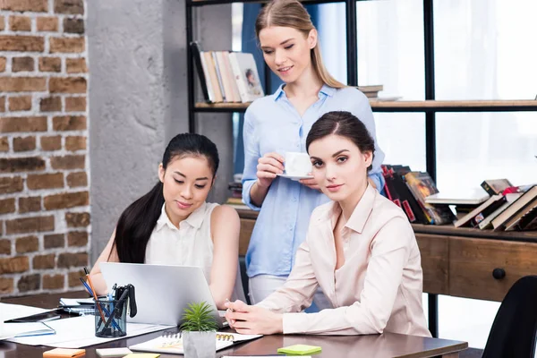 Jóvenes empresarias en el lugar de trabajo — Foto de Stock