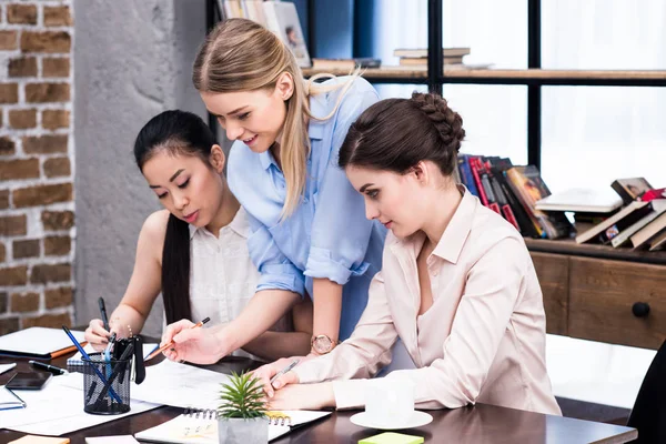 Jóvenes empresarias en el lugar de trabajo — Foto de Stock