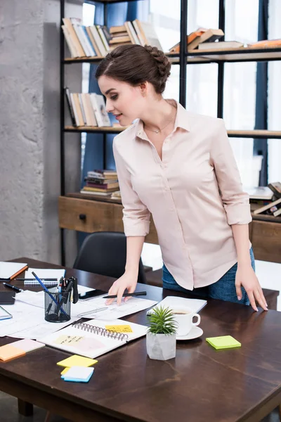 Jonge zakenvrouw op het werk — Stockfoto