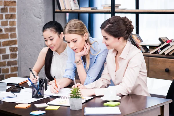 Jungunternehmerinnen am Arbeitsplatz Stockbild