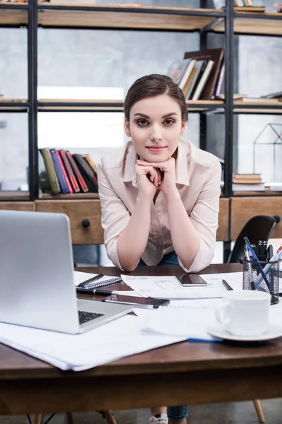 Junge Unternehmerin am Arbeitsplatz — Stockfoto