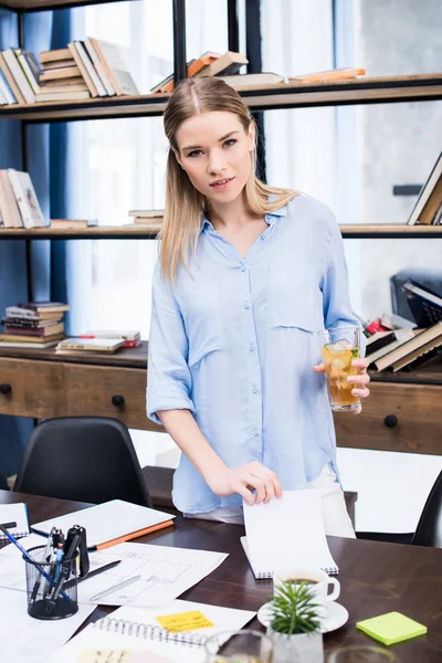 Jonge zakenvrouw op werkplek 3 — Stockfoto