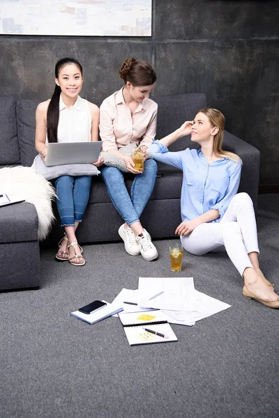 Pengusaha wanita menggunakan laptop — Foto Stok Gratis