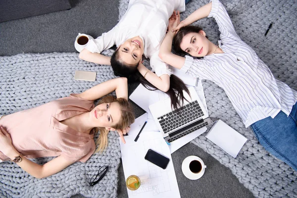 2 donne d'affari che hanno pausa — Foto Stock