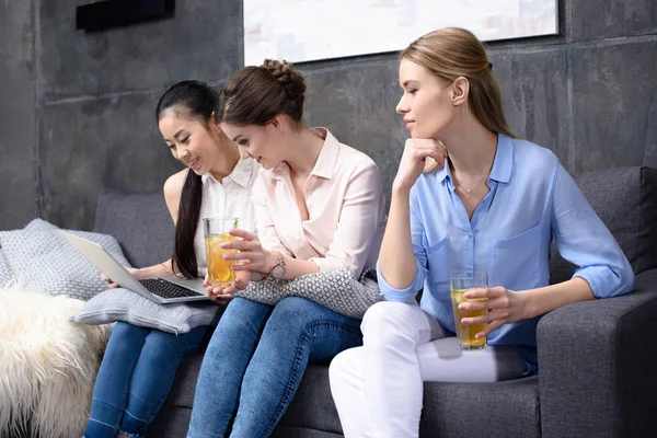 Freunde mit Laptop Stockbild