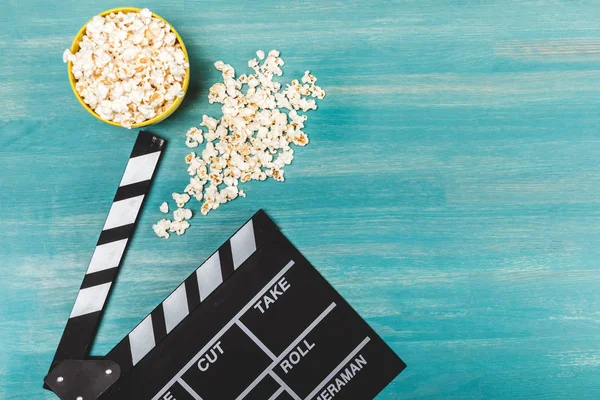 Popcorn and movie clapper — Stock Photo