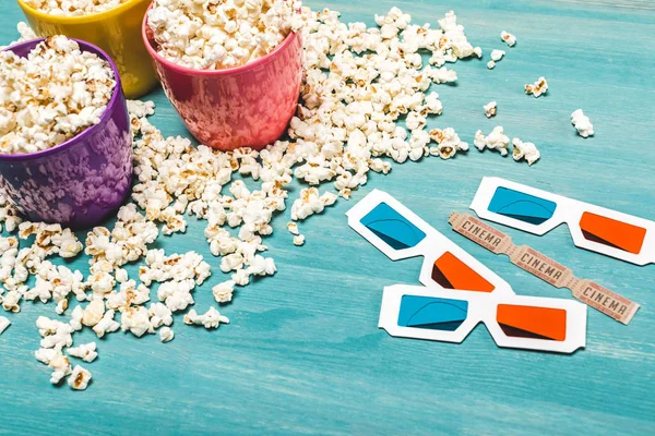 Popcorn e bicchieri 3D — Foto stock