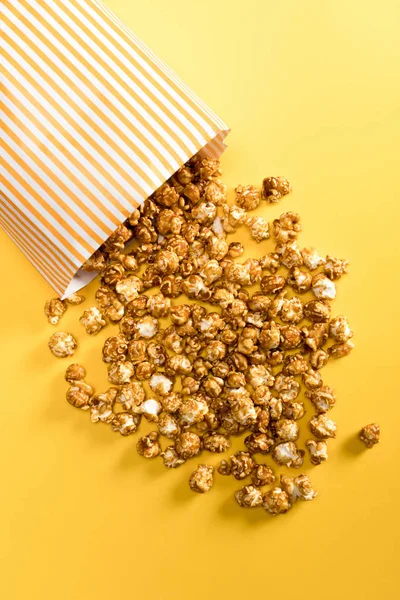 Falling popcorn in box — Stock Photo