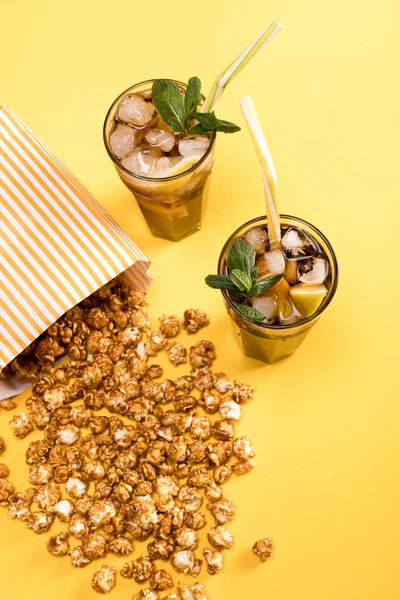 Palomitas de maíz y bebidas en vasos - foto de stock