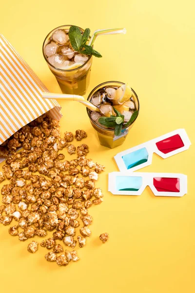 Palomitas de maíz y bebidas en vasos — Stock Photo