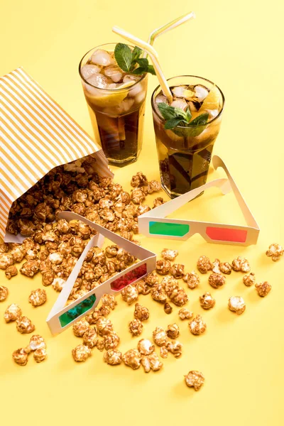 Palomitas de maíz y bebidas en vasos - foto de stock