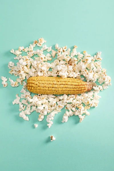 Corn and popcorn kernels — Stock Photo