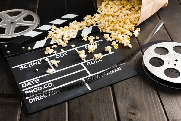 Popcorn and movie clapper board — Stock Photo