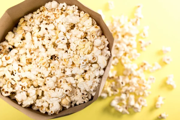 Palomitas de maíz en contenedor de papel - foto de stock