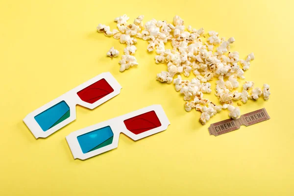 Popcorn e bicchieri 3D — Foto stock