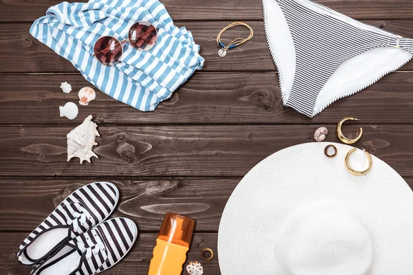 Летние пляжные принадлежности на столе — стоковое фото