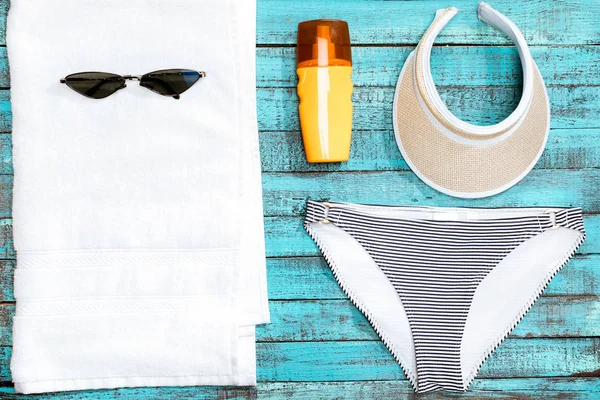 Summer beach accessories on table — Stock Photo