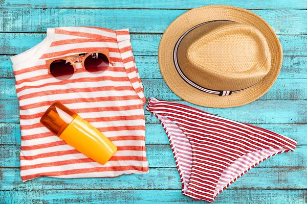 Accesorios de playa de verano en la mesa - foto de stock