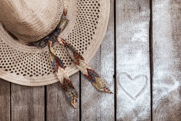 Straw hat and heart sign — Stock Photo