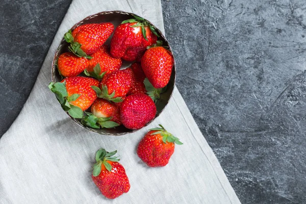 Frische rote Erdbeeren — Stockfoto