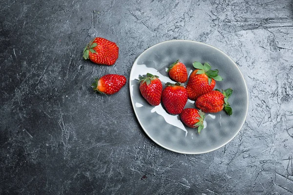 Fresh red strawberries — Stock Photo