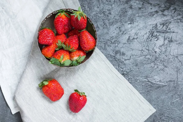 Frische rote Erdbeeren — Stockfoto