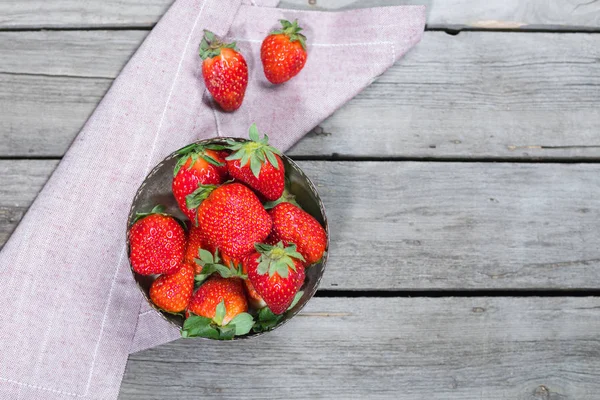 Frische rote Erdbeeren — Stockfoto