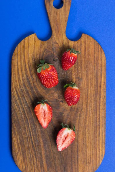 Strawberries on cutting board — Stock Photo