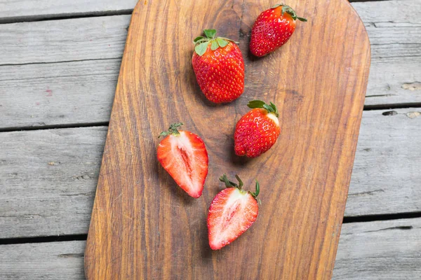 Strawberries on cutting board — Stock Photo
