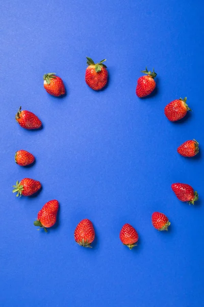 Fresh red strawberries in circle — Stock Photo