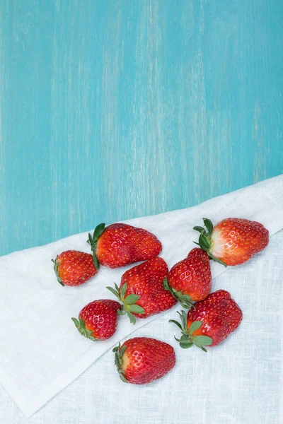 Fraises sur serviette en lin — Photo de stock