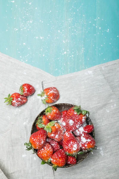 Strawberries with powdered sugar — Stock Photo