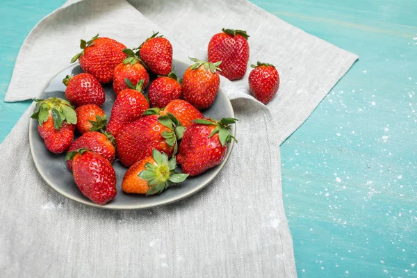 Erdbeeren mit Puderzucker — Stockfoto