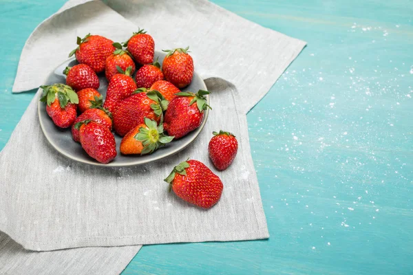 Strawberries with powdered sugar — Stock Photo