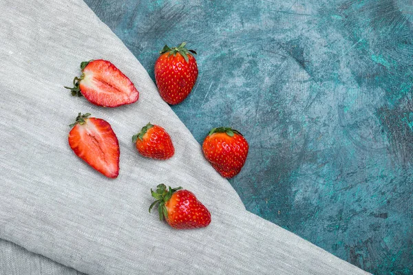 Frische rote Erdbeeren — Stockfoto