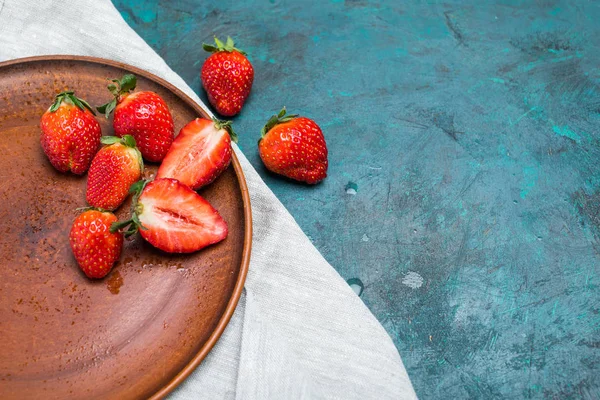 Fresh red strawberries — Stock Photo